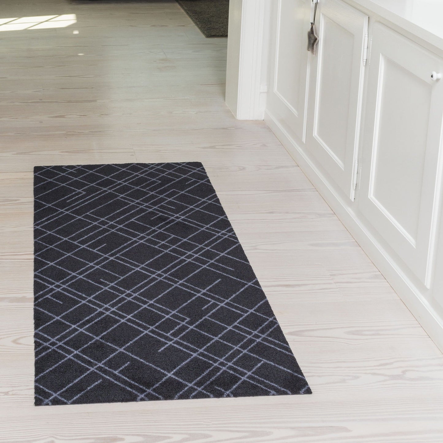 GULVMÅTTE 67 x 150 CM - LINES SORT/GRÅ